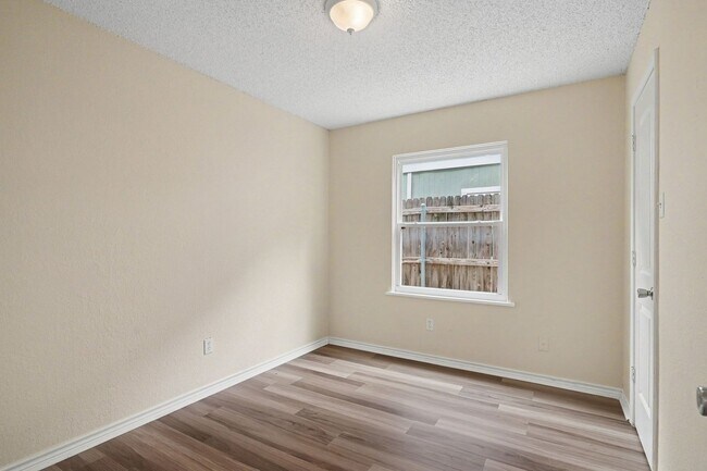 Building Photo - Charming 2-bedroom, 1-bath home in a convenient Fort Worth location!