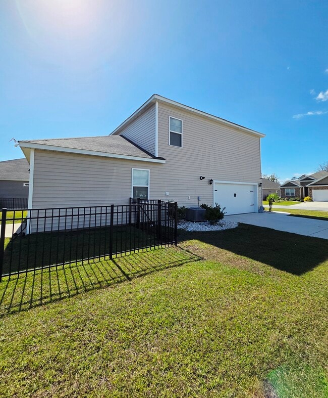 Building Photo - 2066 Ainsley Dr