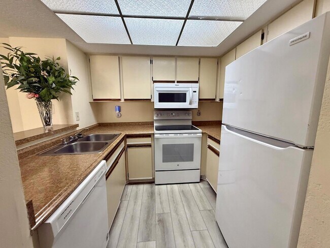 Building Photo - 1520 SE Royal Green Cir