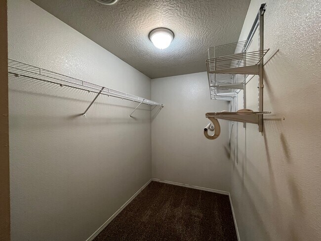 Building Photo - 945 W Woodpine St