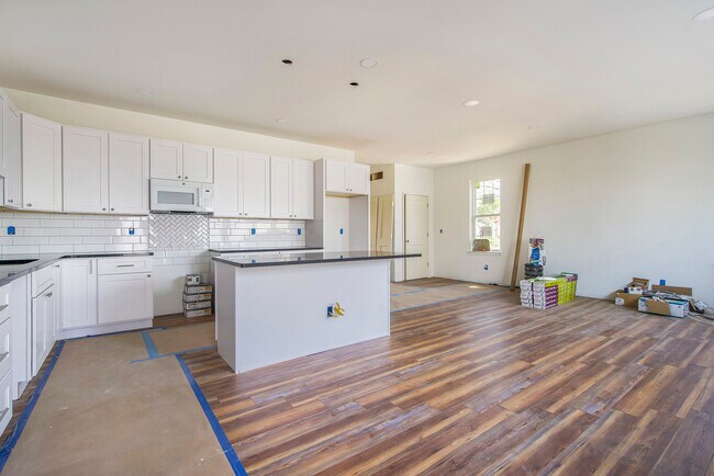 Building Photo - 624 Spring