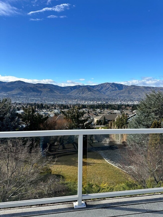 Building Photo - Stunning 4 Bedroom Briarwood Home with City View - MOVE IN SPECIAL $200 OFF