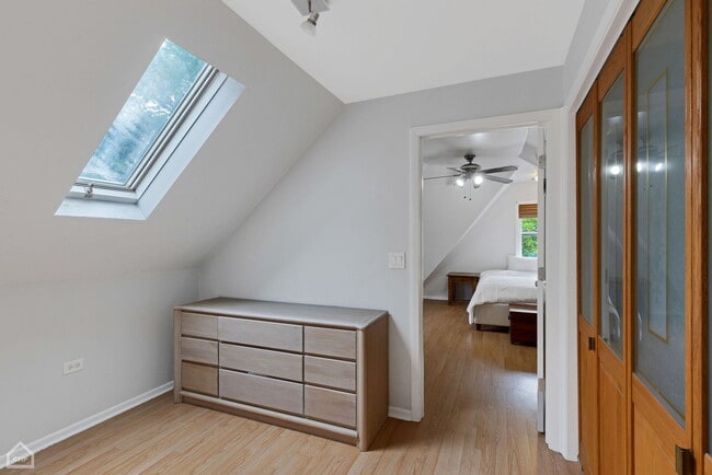 Building Photo - 4550 W Thorndale Ave