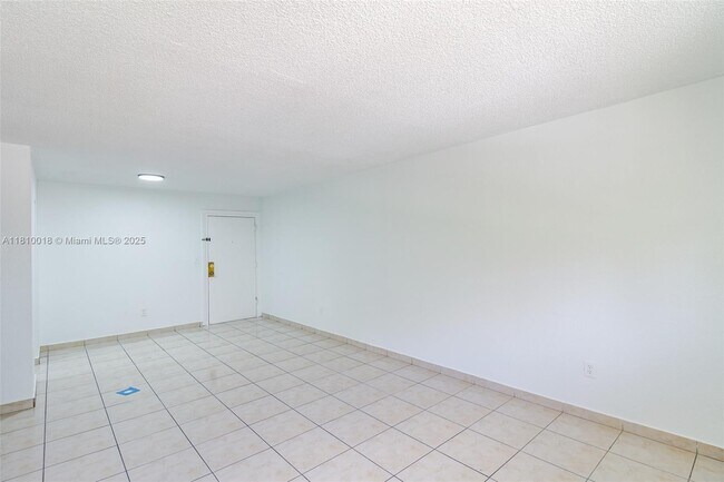 Building Photo - 606 W 81st St