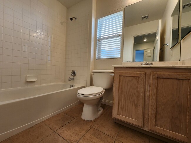 Building Photo - Nice 3 bedroom 2.5 bath home in a gated co...