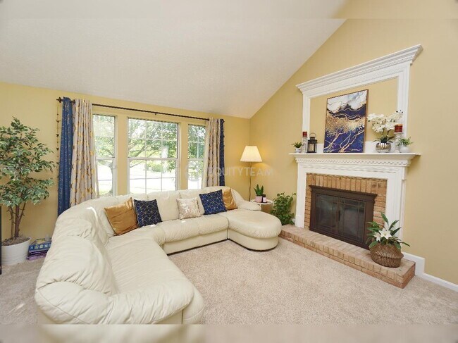 Building Photo - 6275 Hummingbird Dr