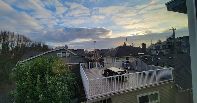 Building Photo - Newer end unit 2 bed 2 bath townhome w/ amazing views