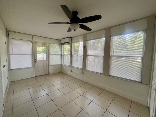 Building Photo - 705 Bayou Ave