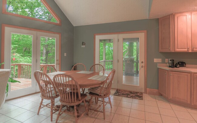 Building Photo - 610 Hickory Point Dr