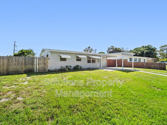 Building Photo - 2033 Robinhood Dr