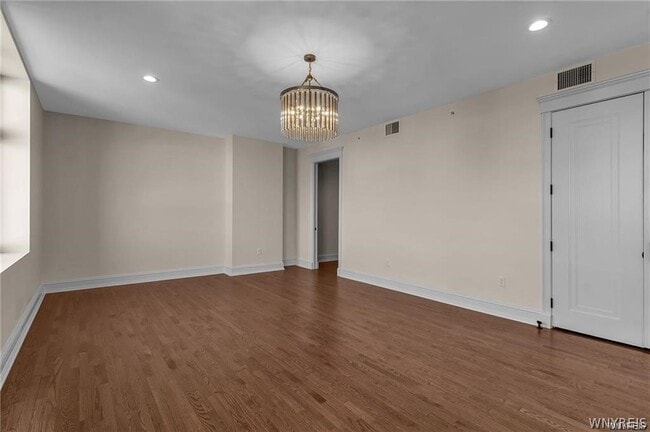 Building Photo - 674 Main St