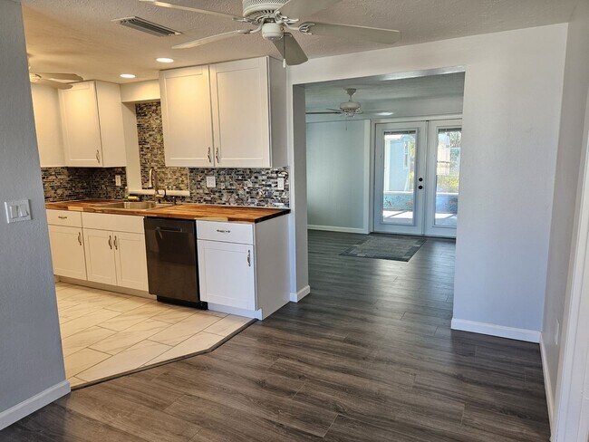 Building Photo - Annual Unfurnished 3 Bedroom 2 Bathroom Si...