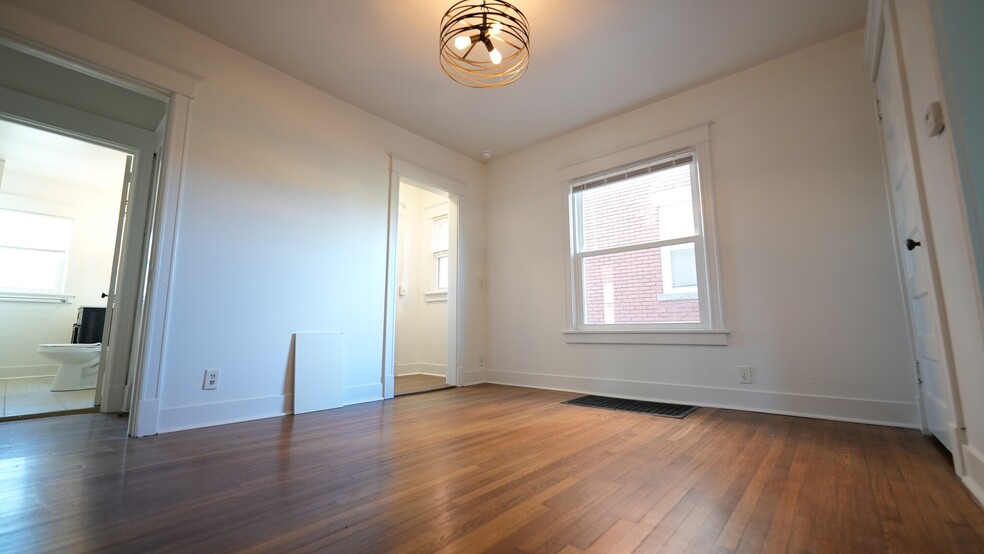 Dining Room - 3838 Wyandotte St