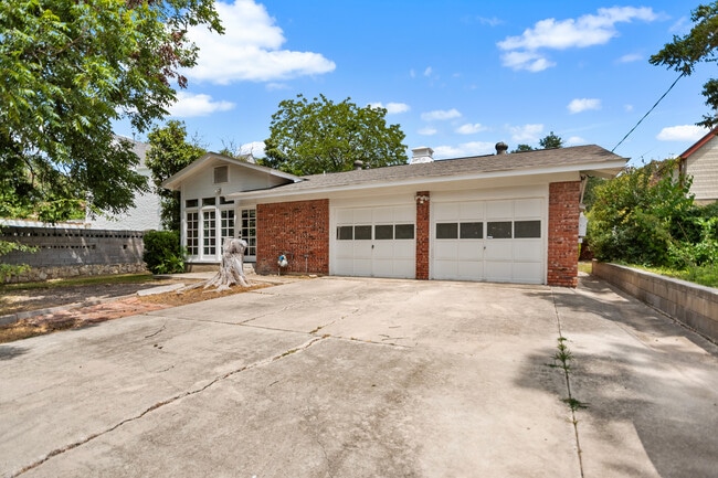 Building Photo - 115 Park Dr
