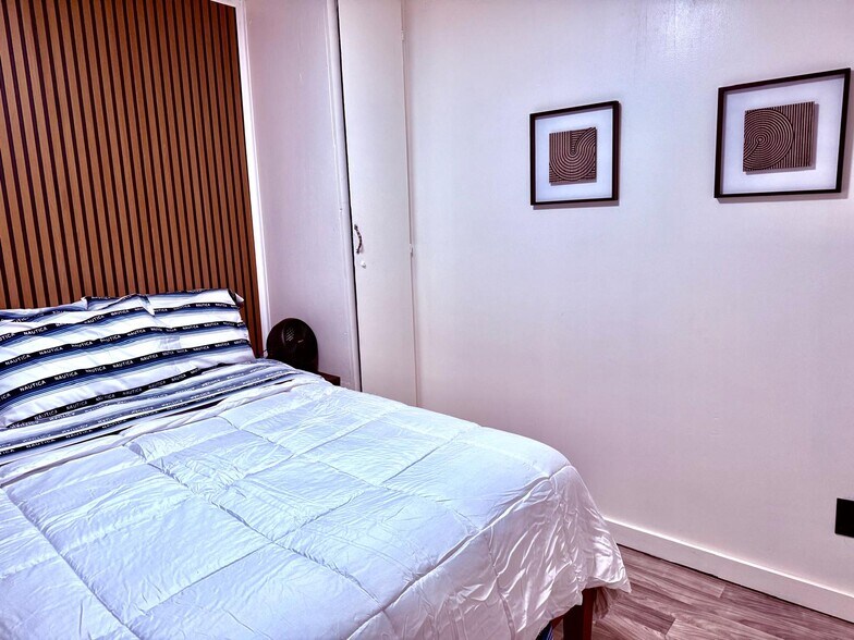 Building Photo - 163 Broadway