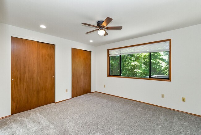 Building Photo - Home on Acreage with Mountain views