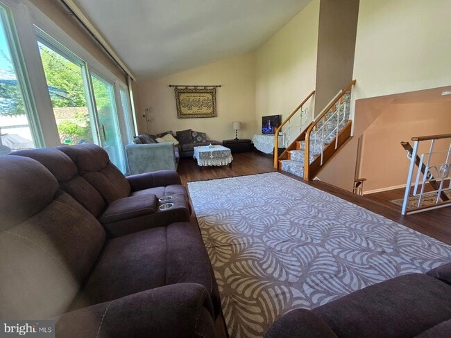 Building Photo - 647 Artwood Dr
