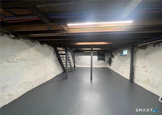 Building Photo - 429 Round Hill Rd