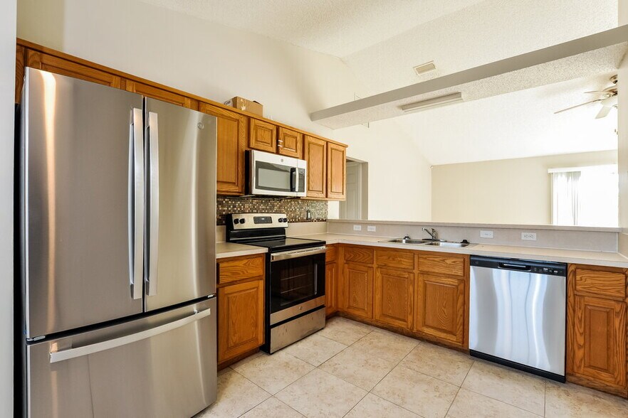 Building Photo - 1371 Summerbrook Dr