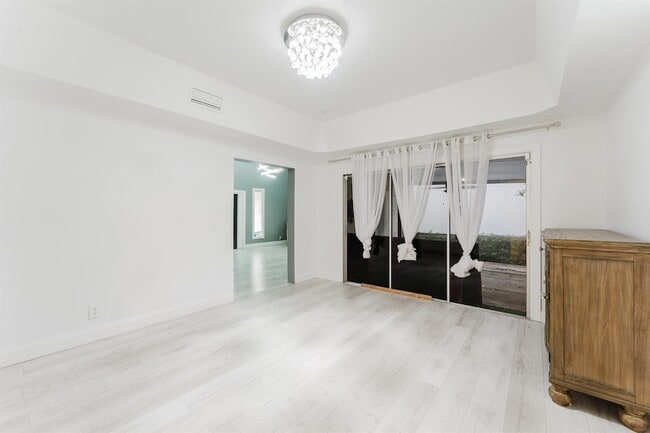 Building Photo - 700 E Palmetto Park Rd