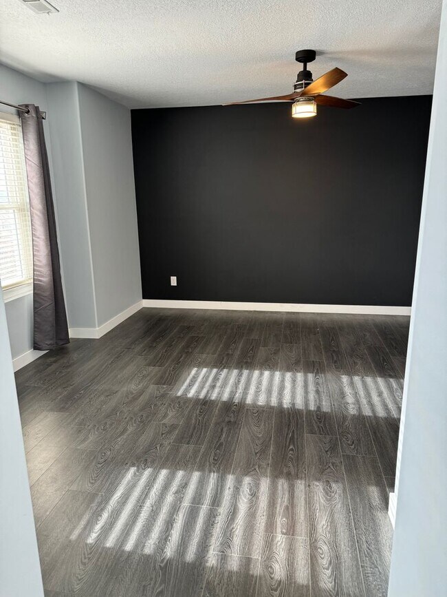 Building Photo - Townhouse with Spacious layout and convien...