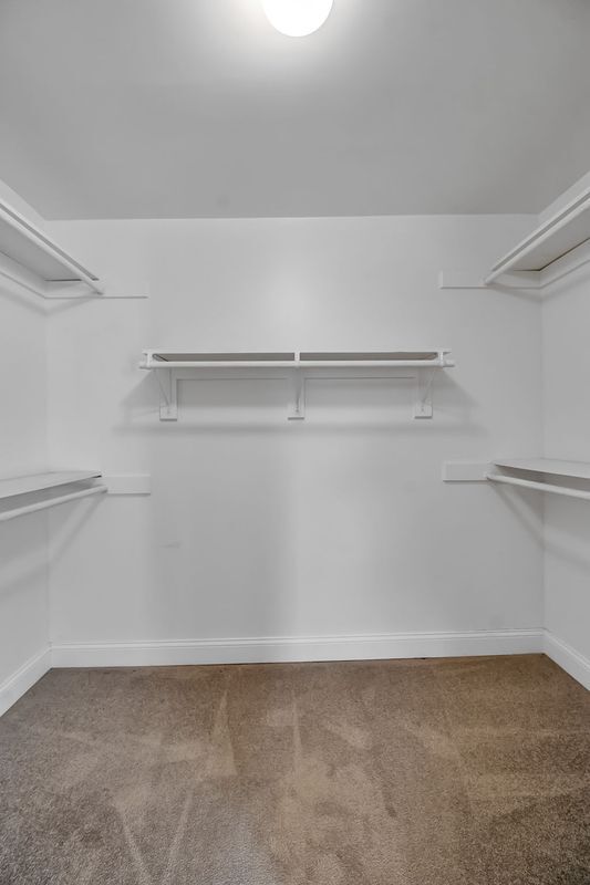 Building Photo - 5849 Broadway, 8