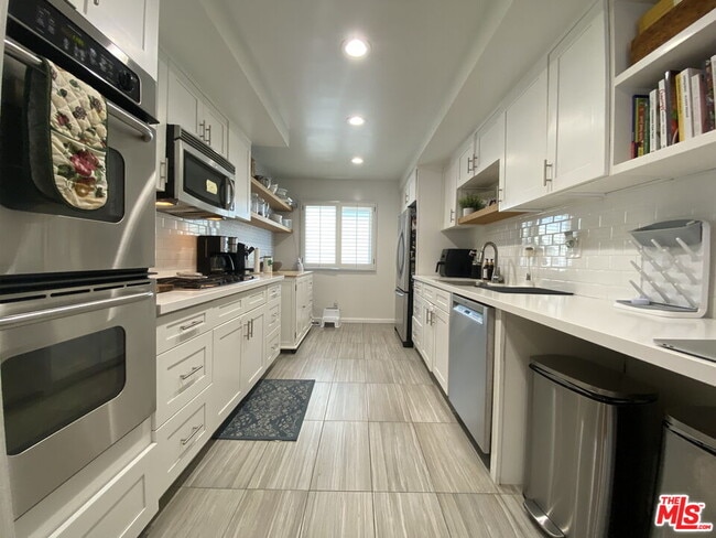 Building Photo - 4760 La Villa Marina