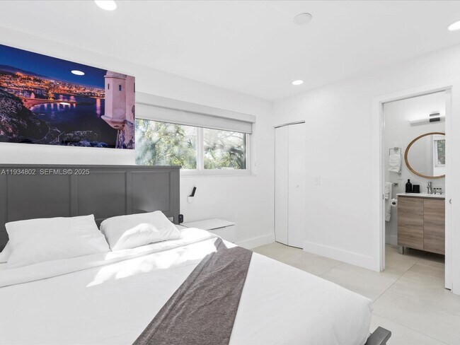 Building Photo - 4121 SW 54th Ct