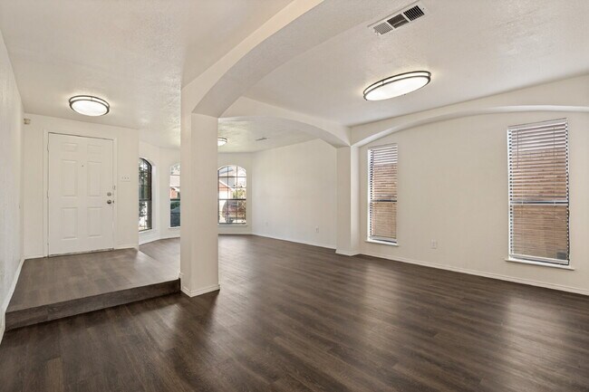 Building Photo - Completely Renovated Home in Arlington!