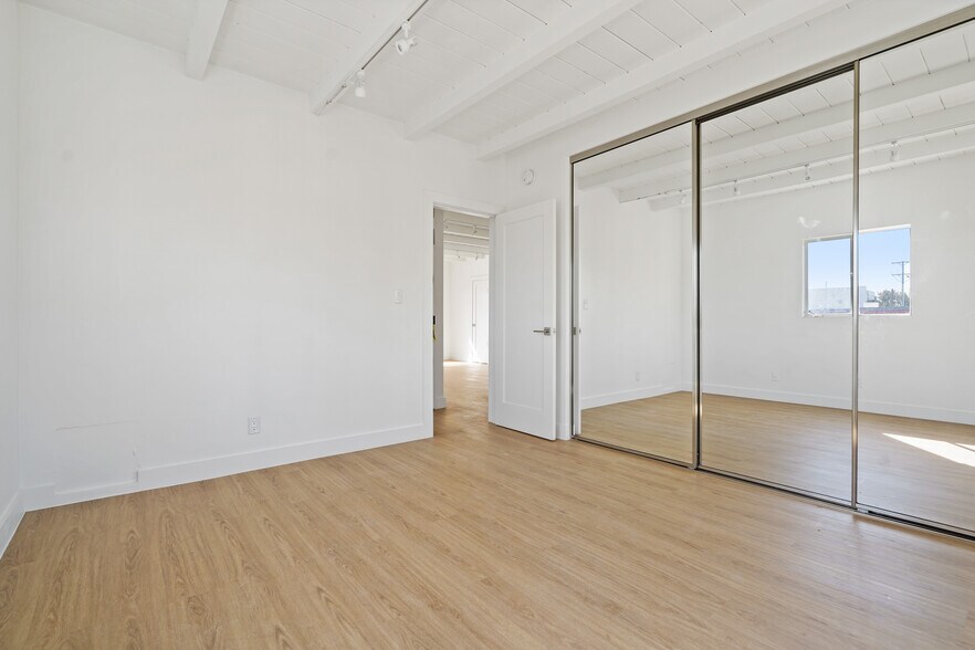 Building Photo - 920 Marine St