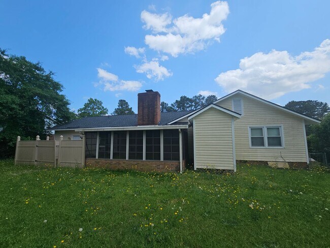 Building Photo - 3 Bed, 2 Bath with Screened in Porch