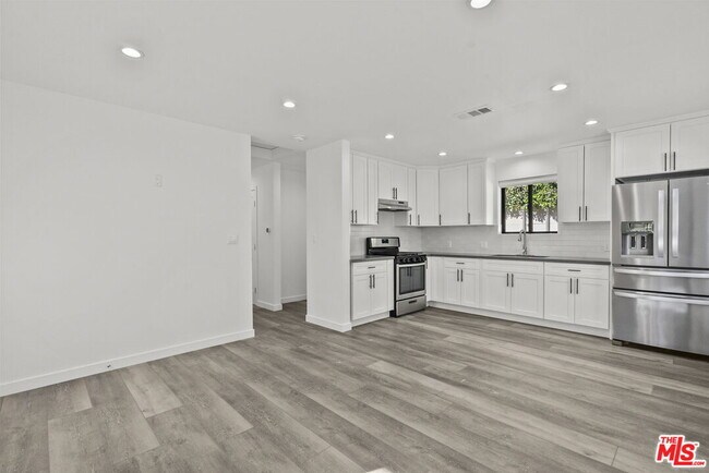 Building Photo - 521 N Martel Ave