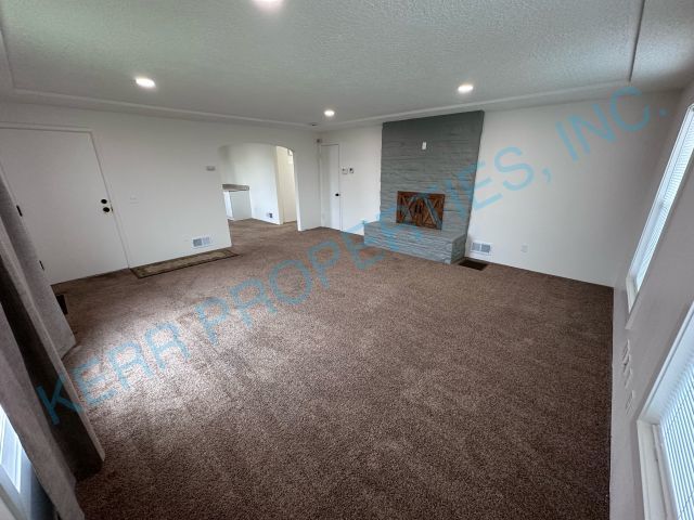 Building Photo - Discover Unlimited Potential: Spacious 3,696 Sq Ft Property in Clackamas, OR!