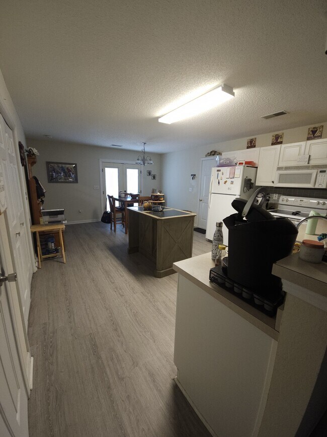 Building Photo - 109 Hardwood Dr
