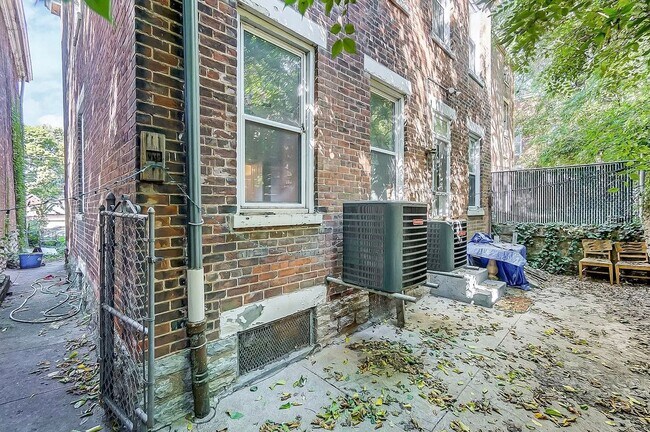 Building Photo - 2364 Victor St