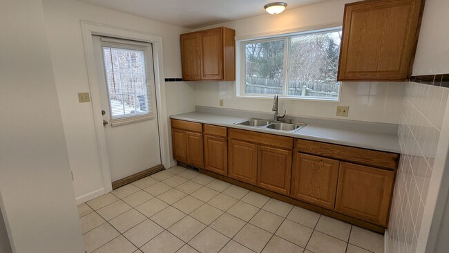 Building Photo - Newly renovated 3-bedroom, 1-bathroom hous...