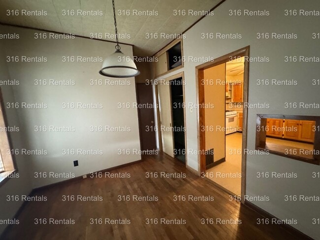 Building Photo - $1150- 4 bed 2 bath - Single Family Home