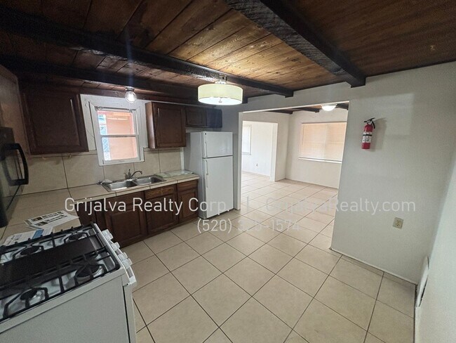 Building Photo - 2020 N Madelyn Ave