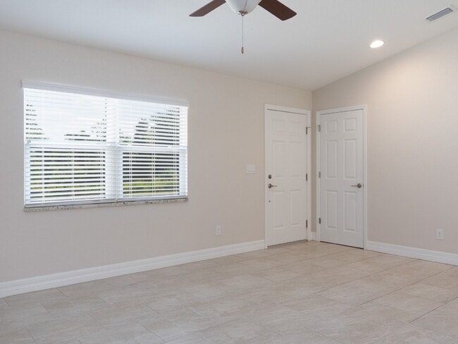 Building Photo - RENT THIS WITH ZERO DEPOSIT