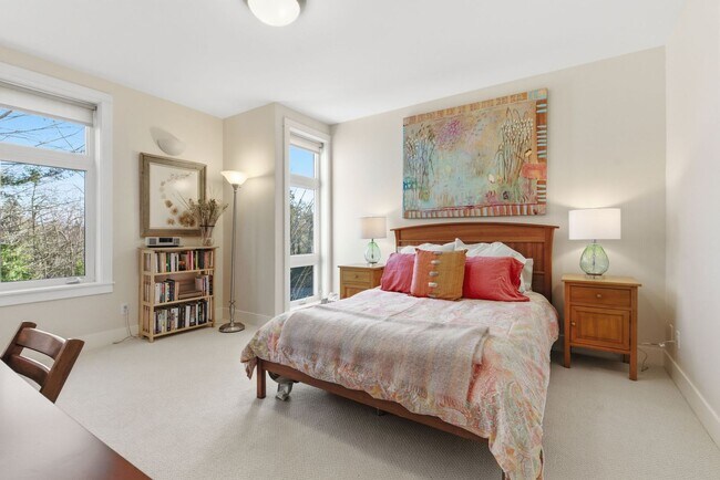 Building Photo - Boutique Bainbridge Condominium