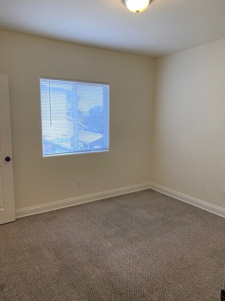 Building Photo - 1454 S Cloverdale Ave