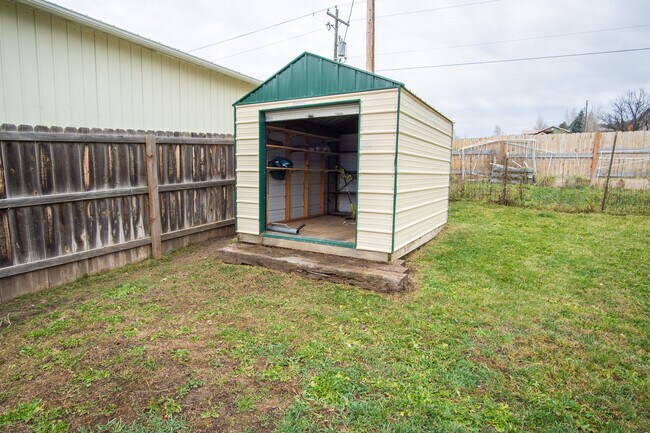 Building Photo - 471 W Elm St