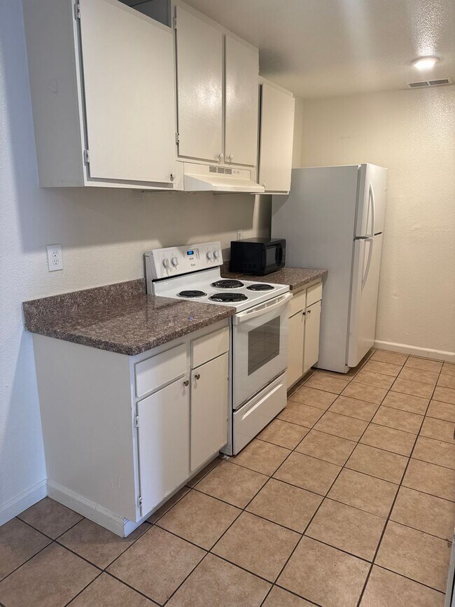 Building Photo - 8821-8823 Kelley Dr