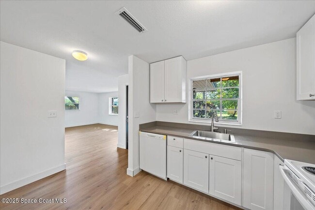 Building Photo - 935 S Tropical Trail