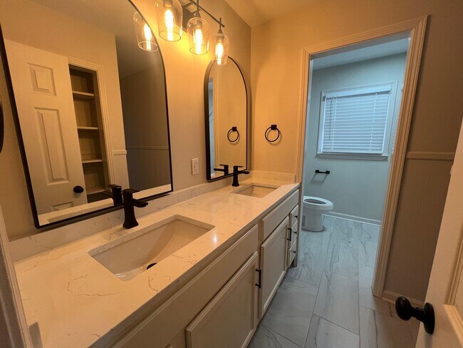 Building Photo - 3 Bedroom 2 Bathroom. Single Level Home.