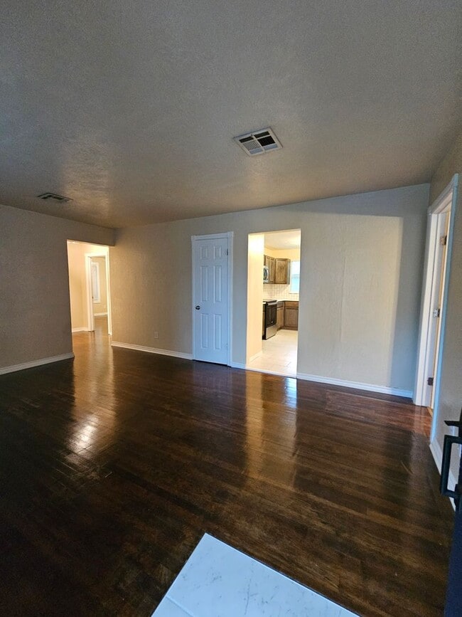 Building Photo - (4) Bed/(2) Bath Close to Campus! Avail NOW!