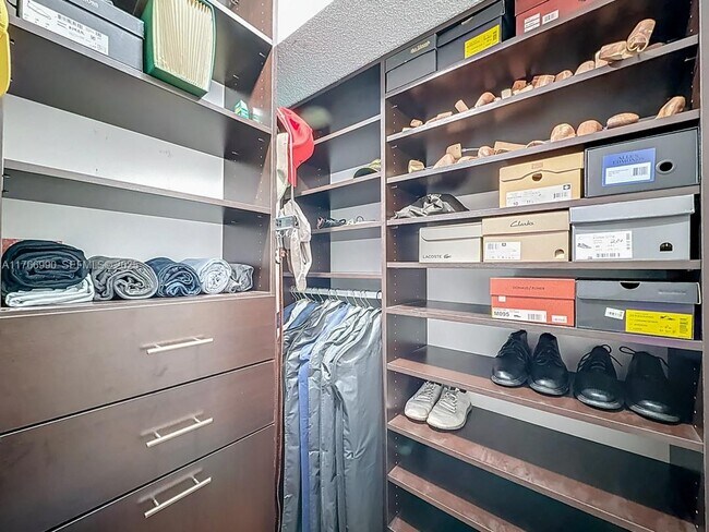 Building Photo - 9411 N Hollybrook Lake Dr