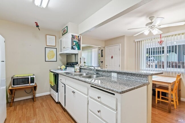 Building Photo - Single Story Benicia Duplex!