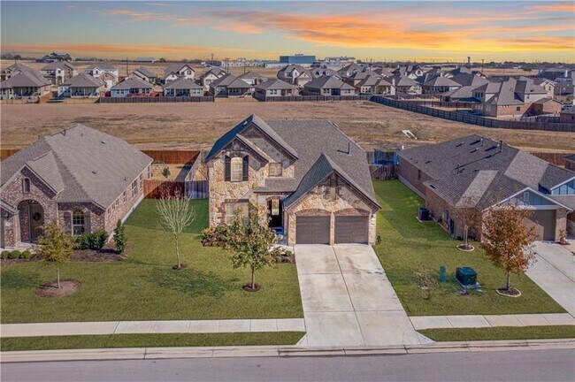 Building Photo - 6825 Leonardo Dr