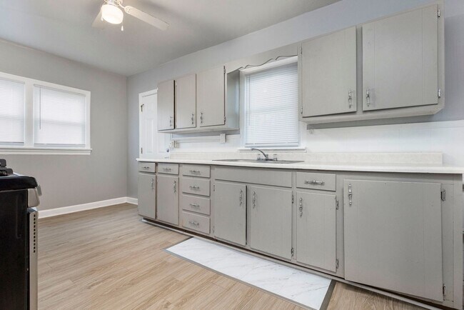 Building Photo - 4060 La Salle Ave